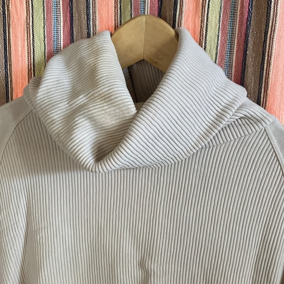 Garbe Los Angeles  turtle neck cream color ribbed sweater size small - Picture 2 of 9